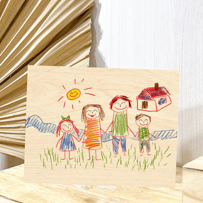 Dibujo de niños pequeños impresos en madera