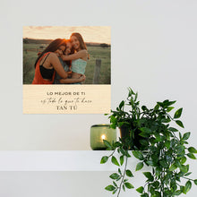 Cargar imagen en el visor de la galería, Foto de amigas impresa en madera colgada en la pared
