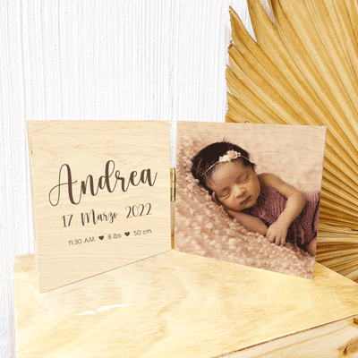 Impresión en madera de fotos de bebés con datos de nacimiento