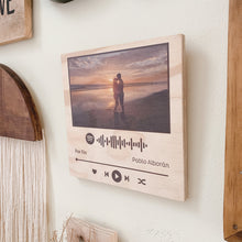 Cargar imagen en el visor de la galería, impresión en madera con canción sobre pared
